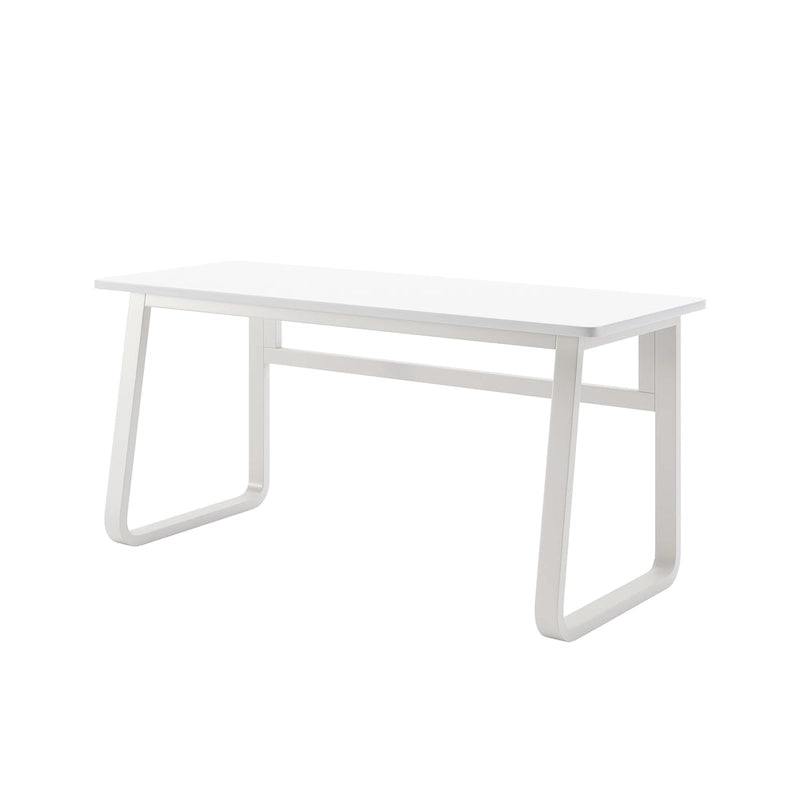 Bureau d'ordinateur minimaliste avec surface spacieuse pour bureau à domicile ou espaces d'étude