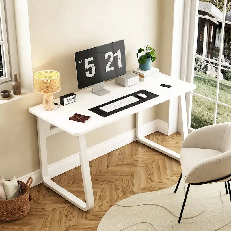 Bureau d'ordinateur minimaliste avec surface spacieuse pour bureau à domicile ou espaces d'étude