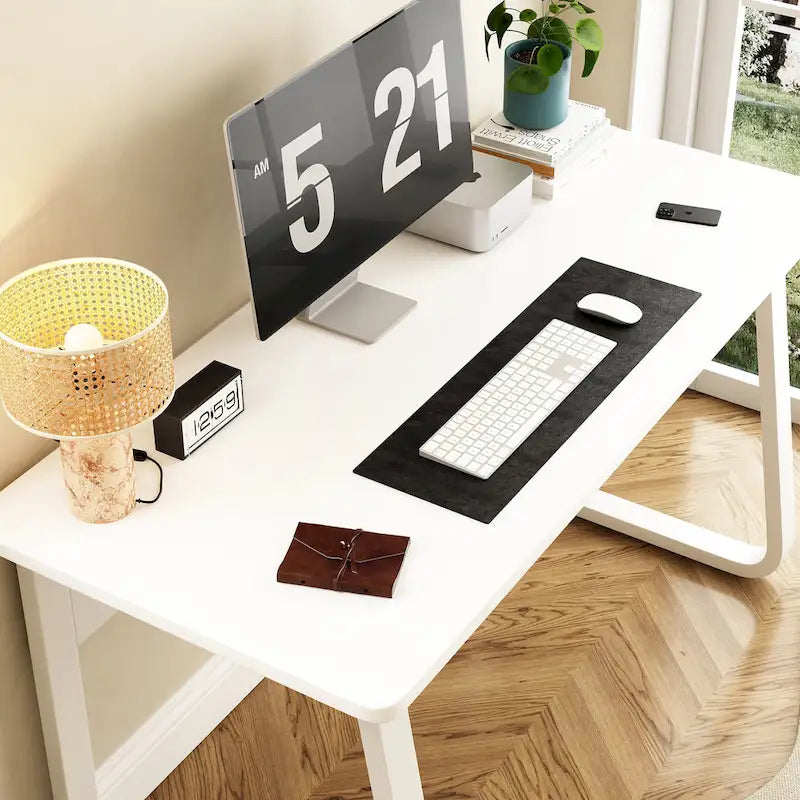 Bureau d'ordinateur minimaliste avec surface spacieuse pour bureau à domicile ou espaces d'étude