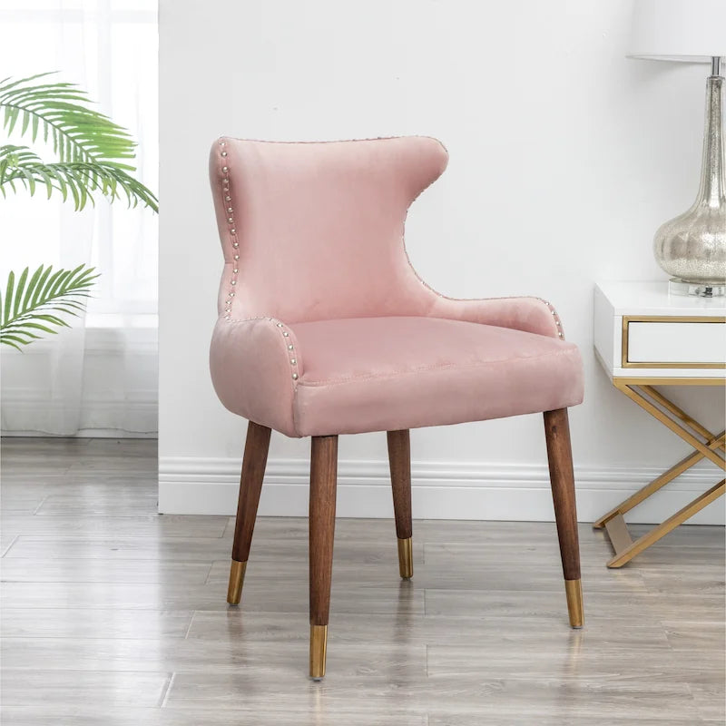 Fauteuil d'appoint en velours rose avec clous décoratifs et pieds en bois d'hévéa