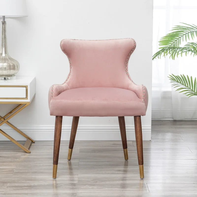 Fauteuil d'appoint en velours rose avec clous décoratifs et pieds en bois d'hévéa