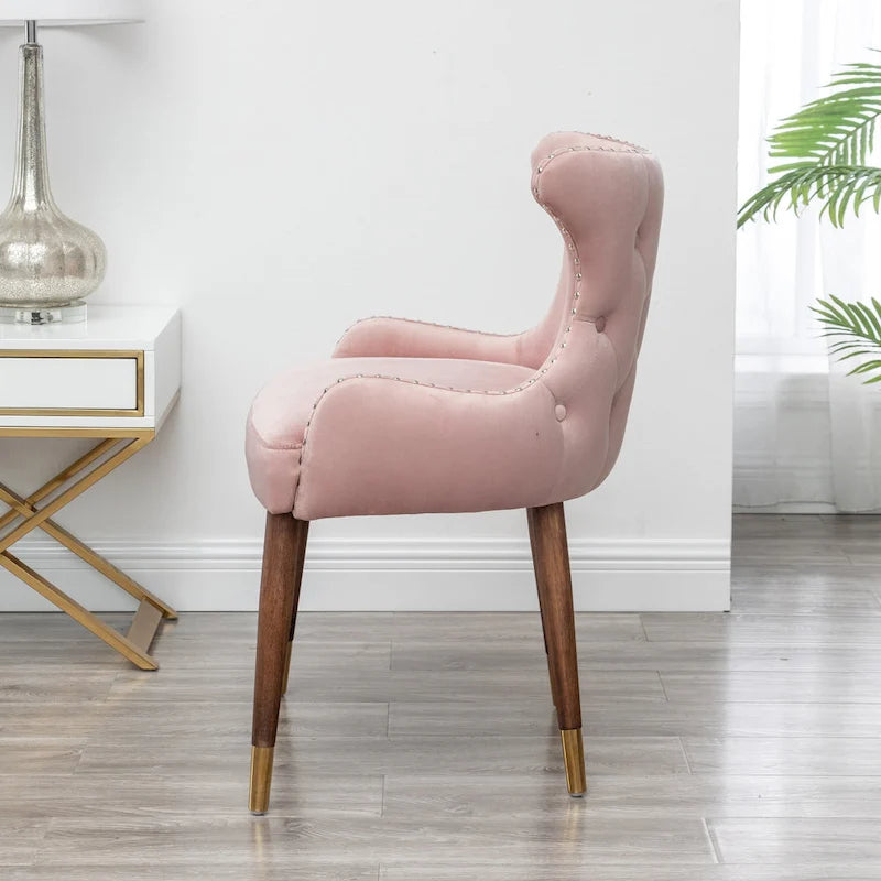 Fauteuil d'appoint en velours rose avec clous décoratifs et pieds en bois d'hévéa