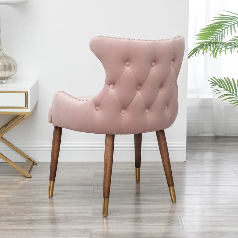 Fauteuil d'appoint en velours rose avec clous décoratifs et pieds en bois d'hévéa