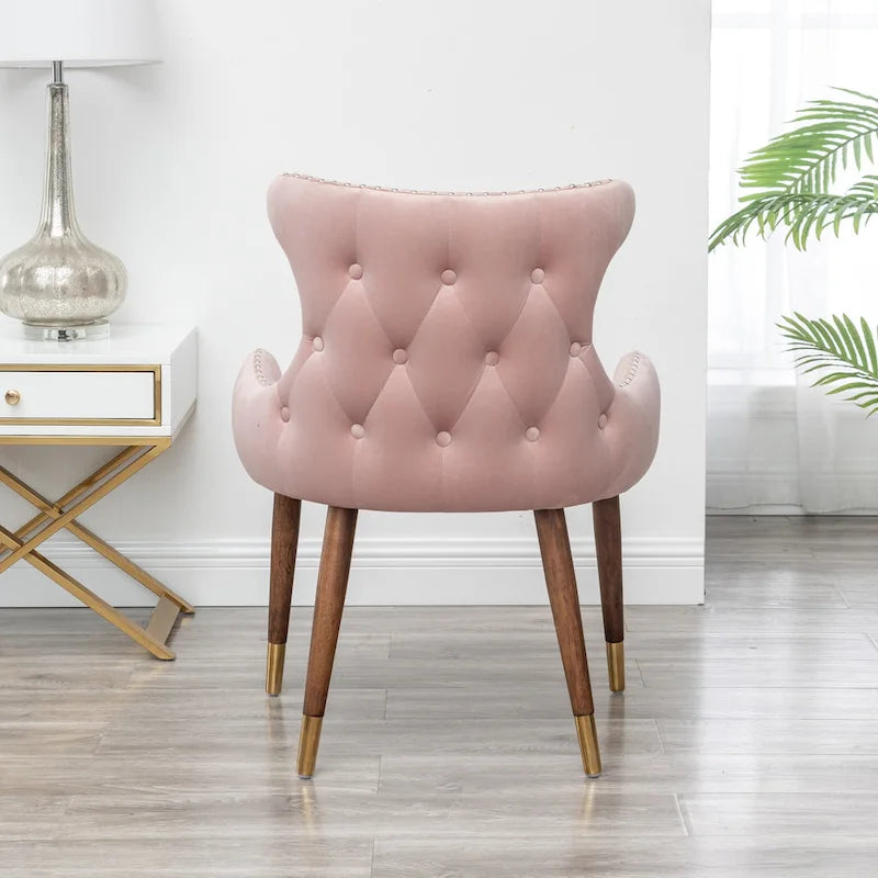 Fauteuil d'appoint en velours rose avec clous décoratifs et pieds en bois d'hévéa