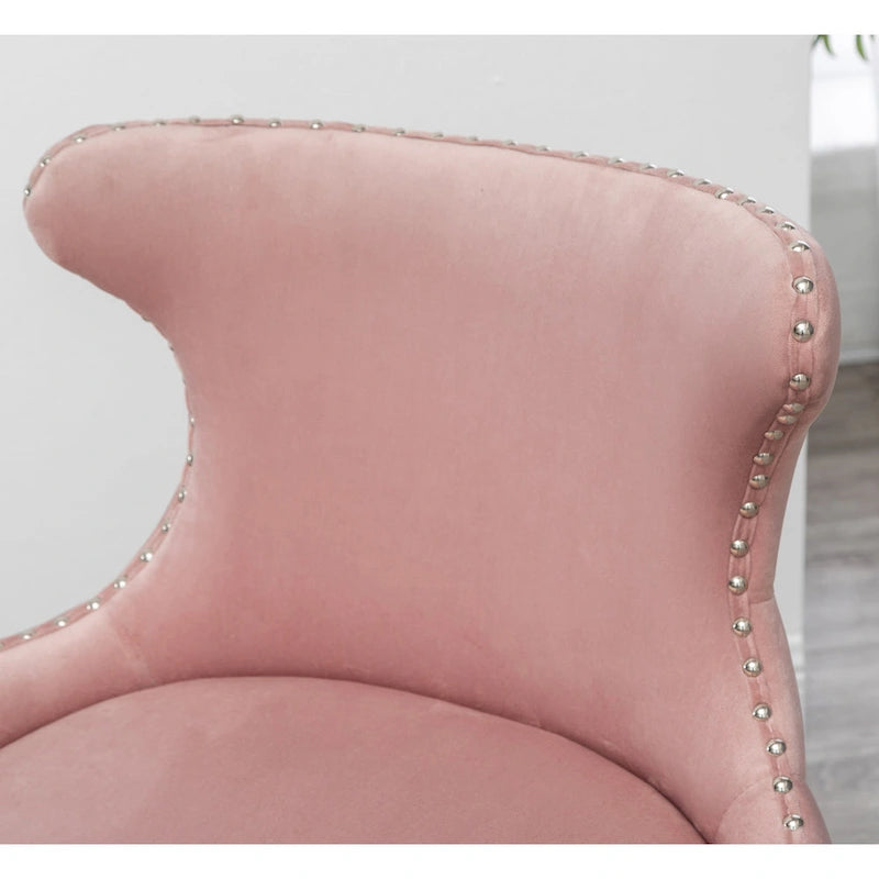 Fauteuil d'appoint en velours rose avec clous décoratifs et pieds en bois d'hévéa