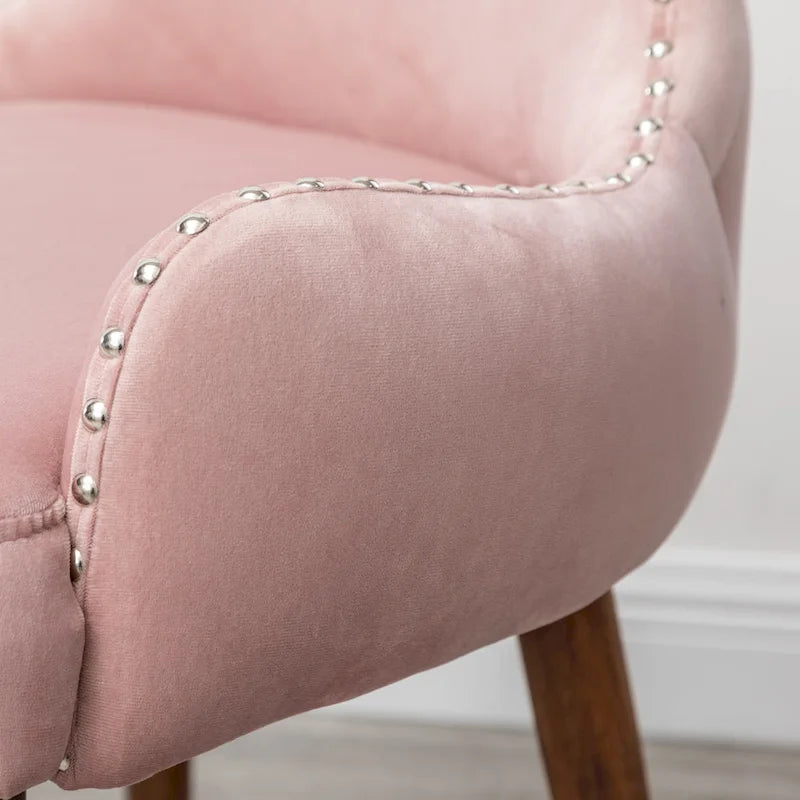Fauteuil d'appoint en velours rose avec clous décoratifs et pieds en bois d'hévéa