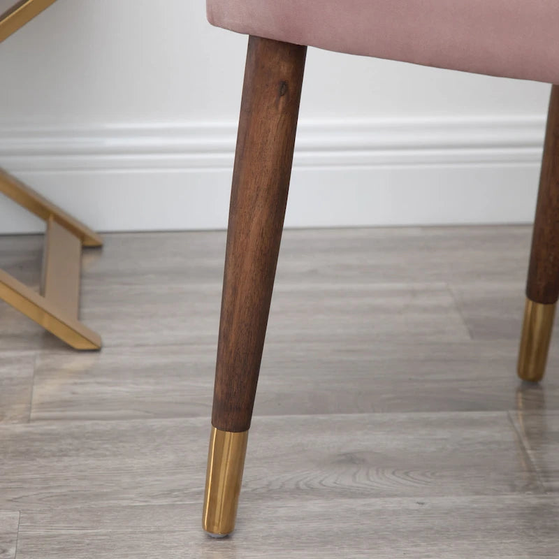 Fauteuil d'appoint en velours rose avec clous décoratifs et pieds en bois d'hévéa
