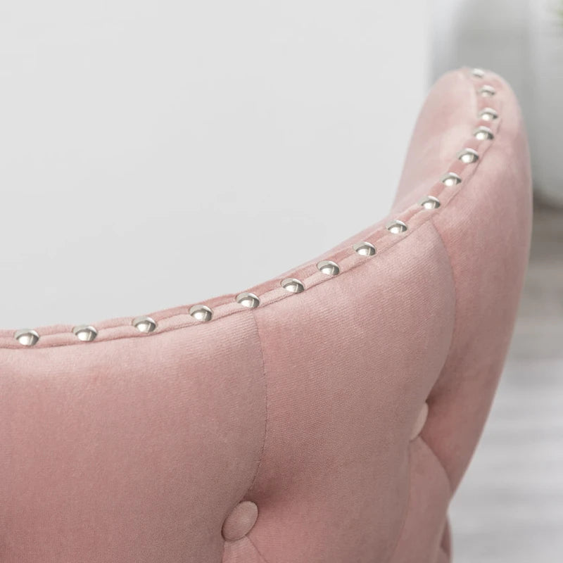 Fauteuil d'appoint en velours rose avec clous décoratifs et pieds en bois d'hévéa