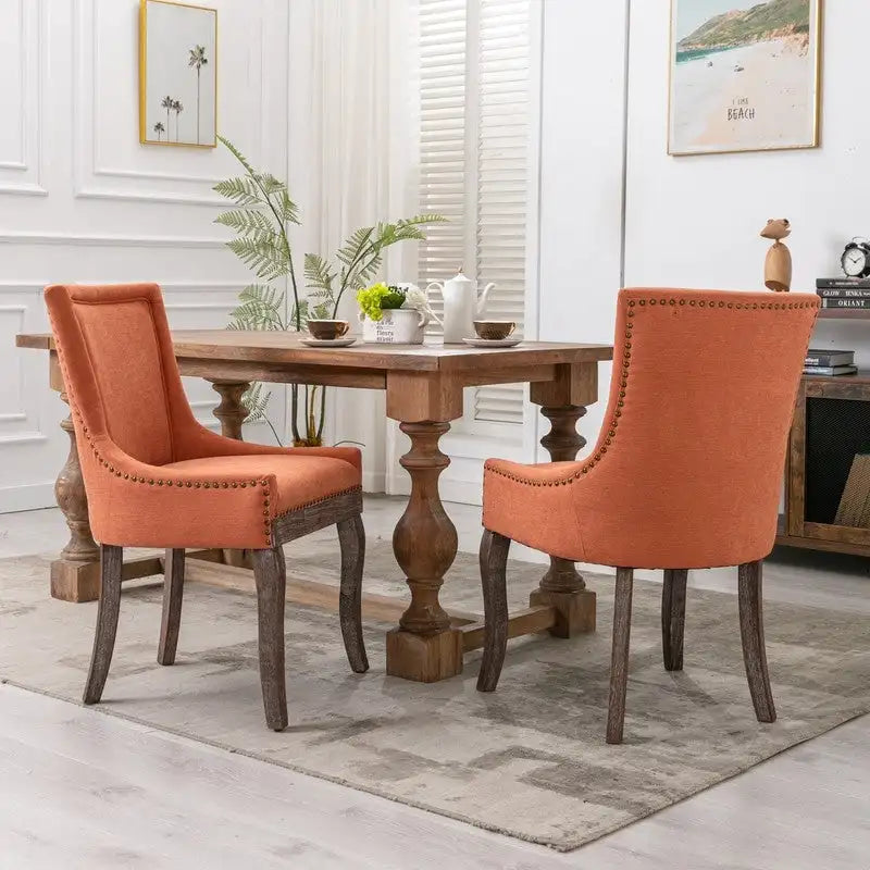 Chaise de salle à manger de style campagnard vintage français avec revêtement en lin et clous décoratifs