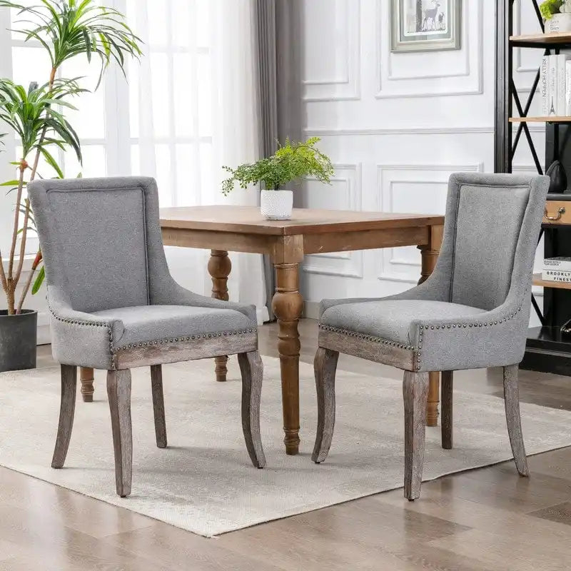 Chaise de salle à manger de style campagnard vintage français avec revêtement en lin et clous décoratifs