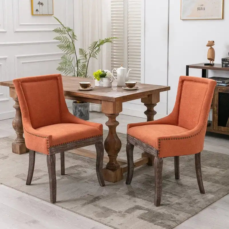 Chaise de salle à manger de style campagnard vintage français avec revêtement en lin et clous décoratifs