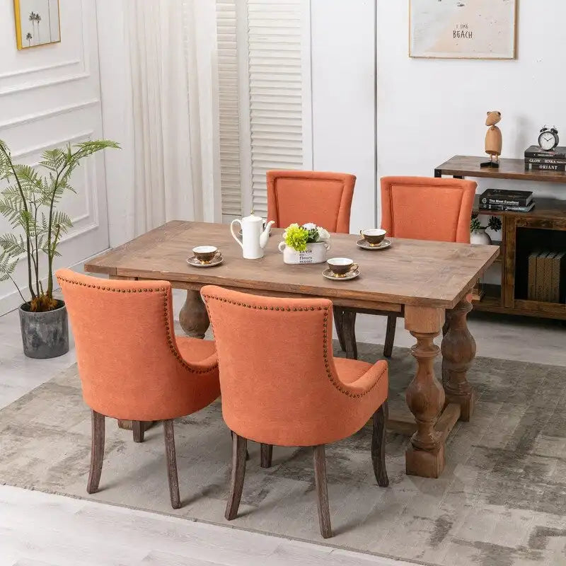Chaise de salle à manger de style campagnard vintage français avec revêtement en lin et clous décoratifs