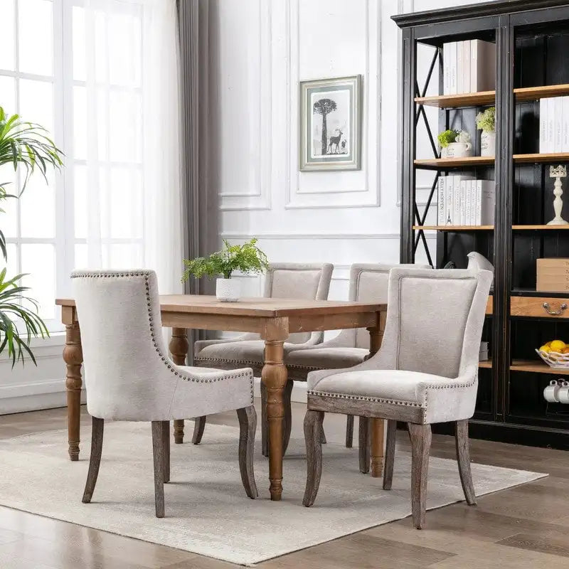 Chaise de salle à manger de style campagnard vintage français avec revêtement en lin et clous décoratifs