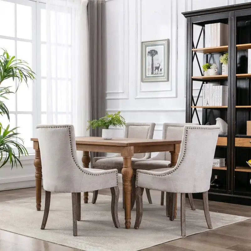 Chaise de salle à manger de style campagnard vintage français avec revêtement en lin et clous décoratifs