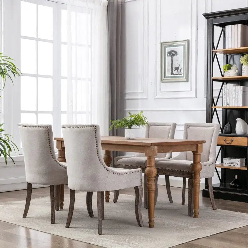Chaise de salle à manger de style campagnard vintage français avec revêtement en lin et clous décoratifs