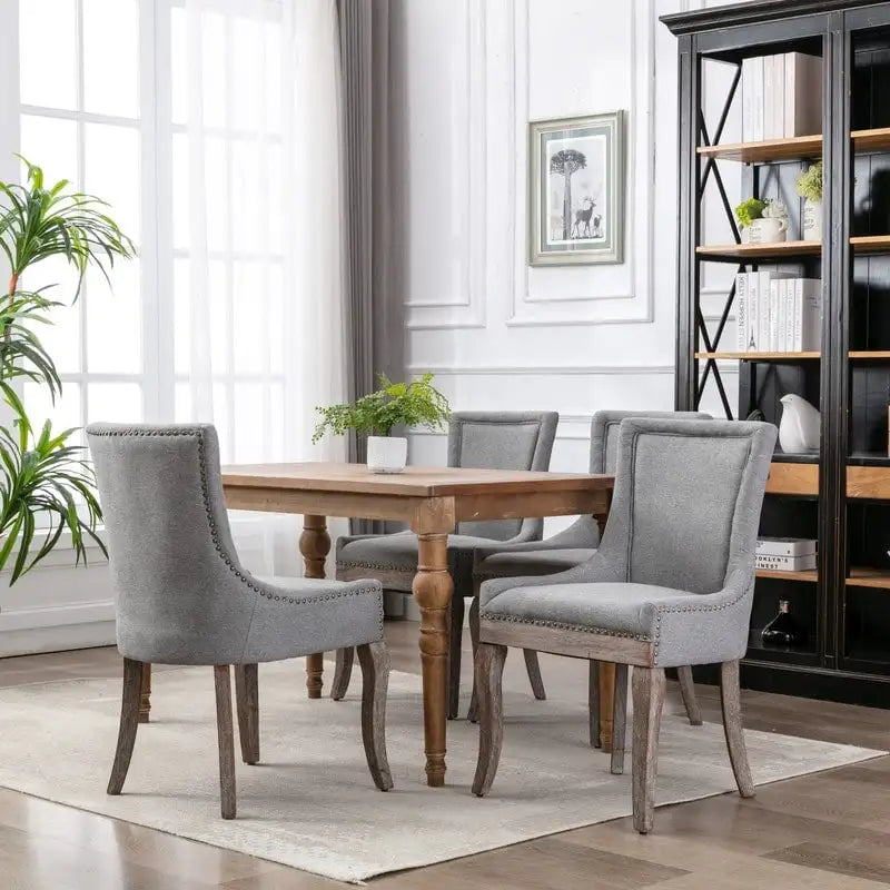 Chaise de salle à manger de style campagnard vintage français avec revêtement en lin et clous décoratifs