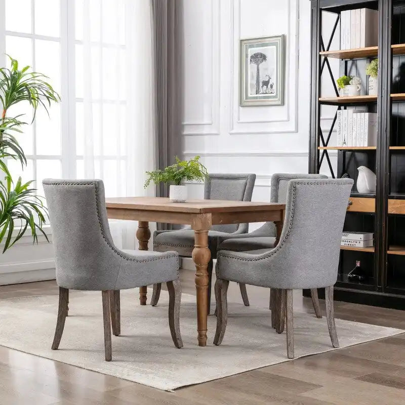 Chaise de salle à manger de style campagnard vintage français avec revêtement en lin et clous décoratifs