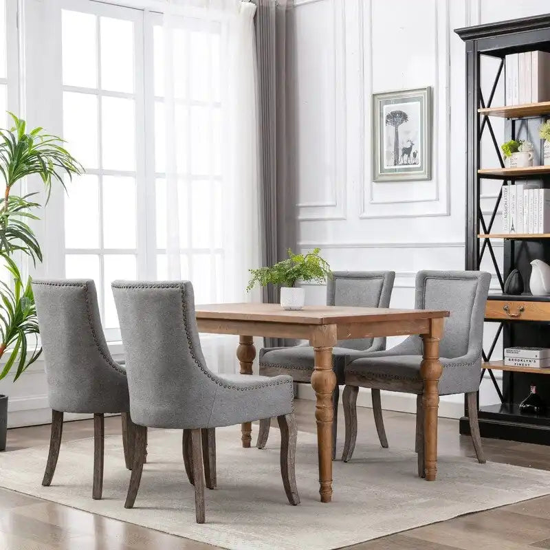 Chaise de salle à manger de style campagnard vintage français avec revêtement en lin et clous décoratifs