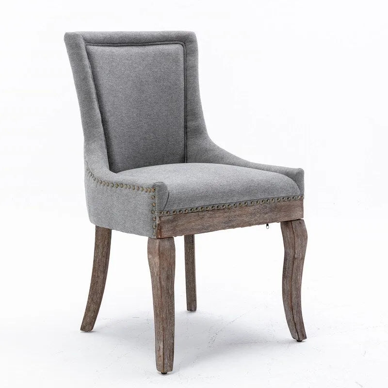 Chaise de salle à manger de style campagnard vintage français avec revêtement en lin et clous décoratifs